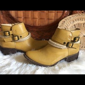 Yellow/ light tan Groove ankle boots